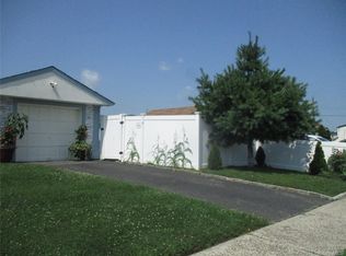 835 Washington Ave, Westbury, NY 11590