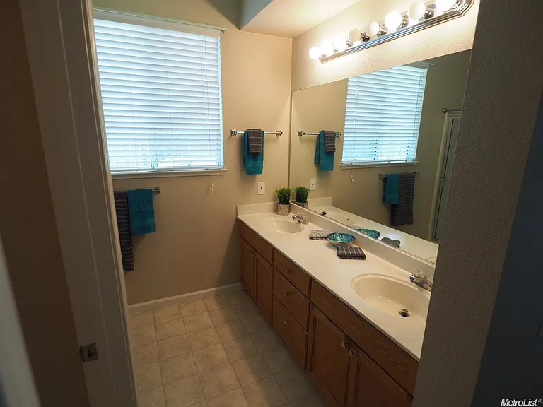 2258 Clapton Way — Photo 13