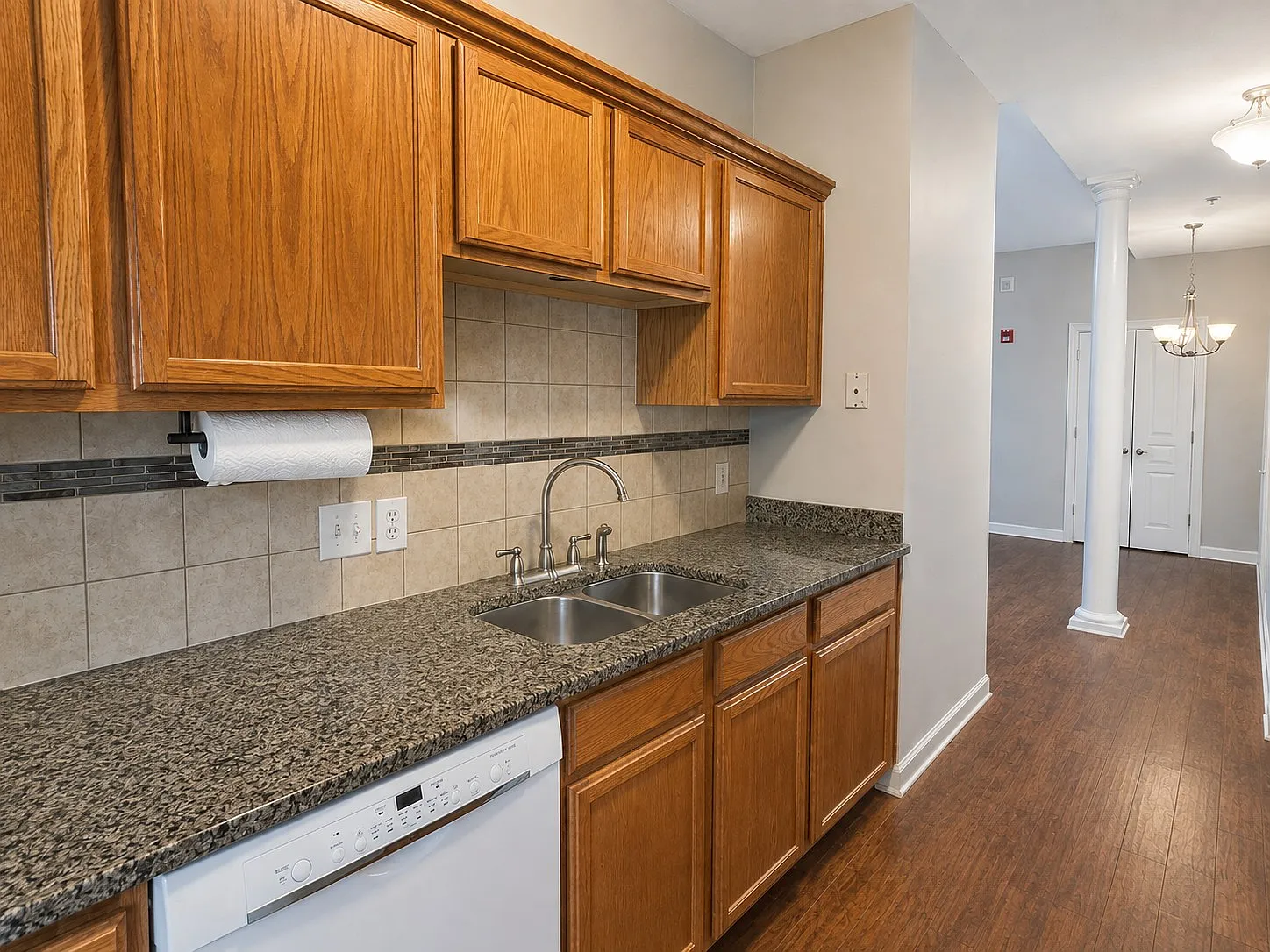 2 bed, 909 sqft, $1,600 — Photo 2