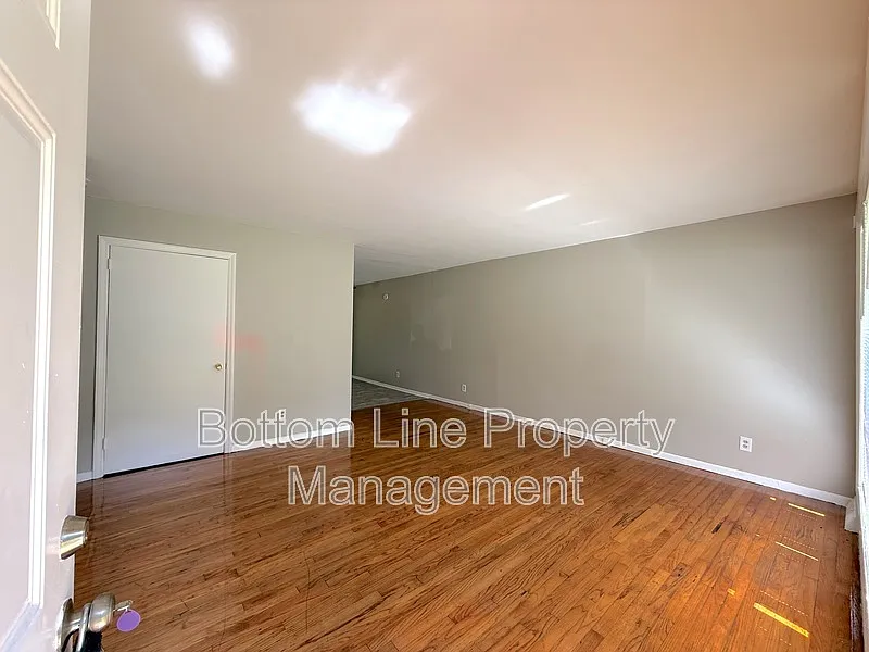 2 bed, 1.0 bath, 900 sqft, $1,390 — Photo 2