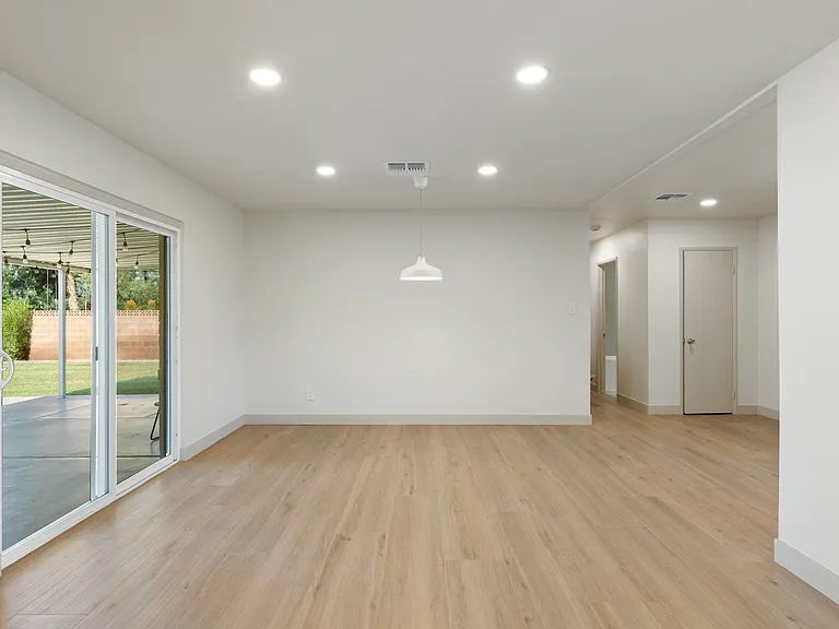715 W Oregon Ave — Photo 7