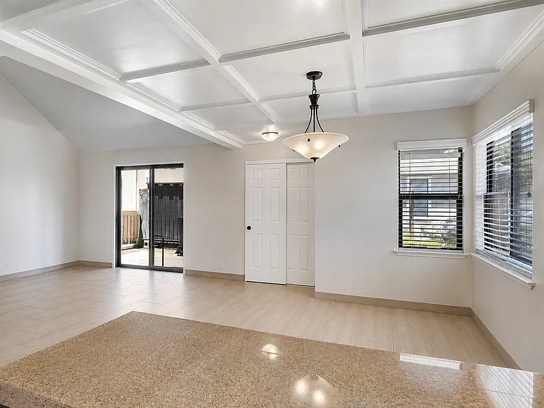 405 Creekside Ln — Photo 4