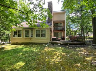 153 Yorkshire Ct, Bushkill, PA 18324