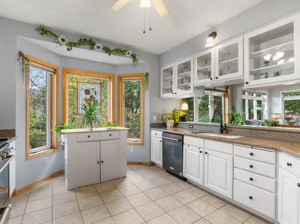 15135 Crestview Cir, Rosemount, MN 55068