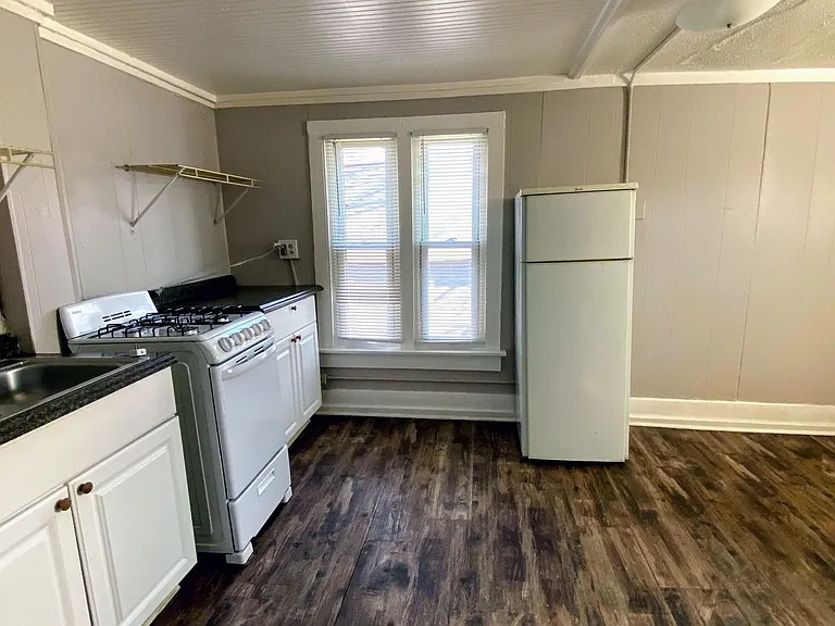 652 Chatham NW — Photo 3