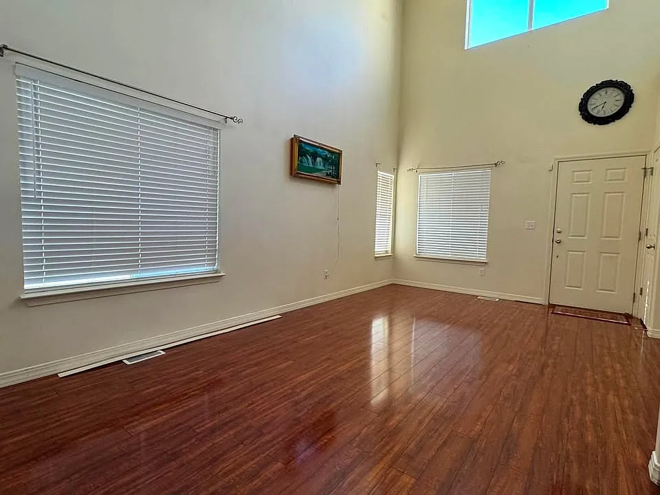 4 bed, 2500 sqft, $2,800 — Photo 3