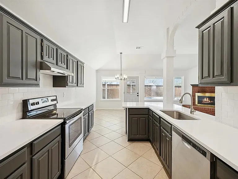 1016 Grand Central Pkwy — Photo 12