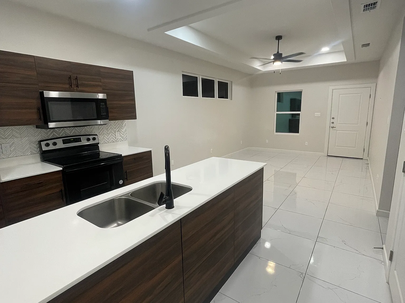 3 bed, 1073 sqft, $1,300 — Photo 2