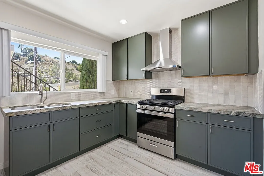 2 bed, 2.0 bath, 950 sqft, $2,799 — Photo 2
