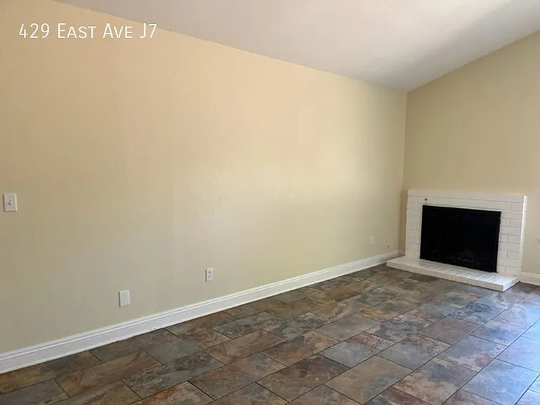 429 E Avenue J7 — Photo 2