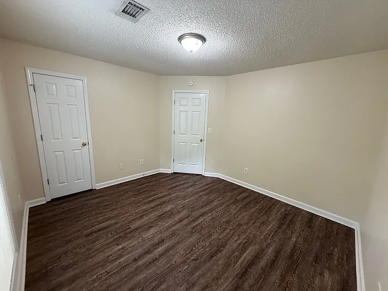 211 Ravenwood Ct — Photo 13