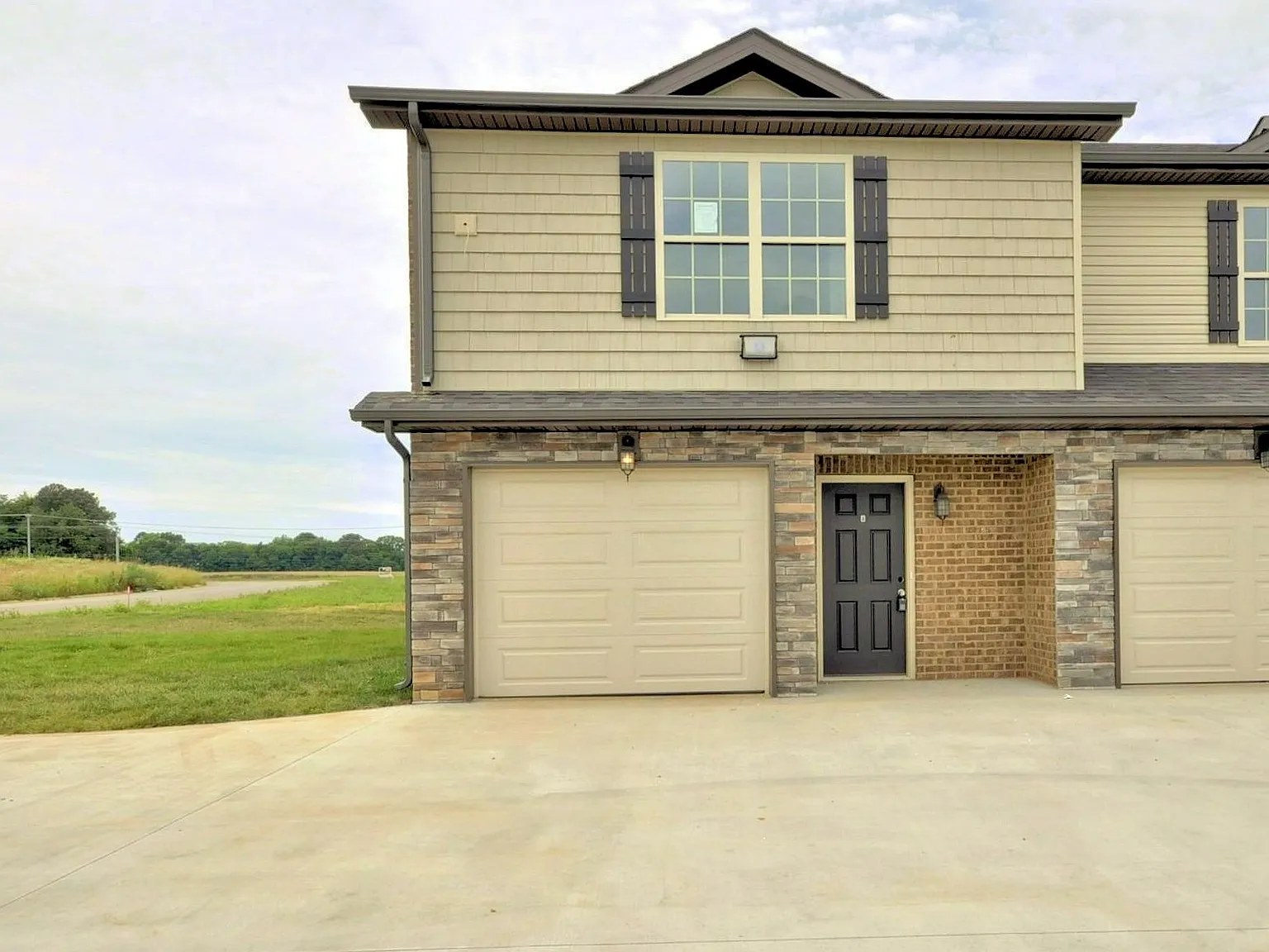 3 bed, 2.5 bath, 1345 sqft, $1,500 — Photo 1