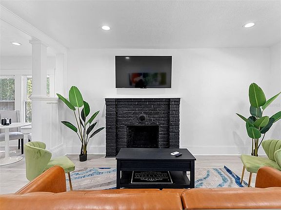 4th image of 412 E HARWOOD STREET