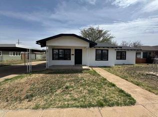 910 S 11th St, Slaton, TX 79364