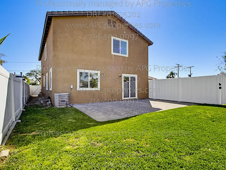 139 Thompson Ave — Photo 49