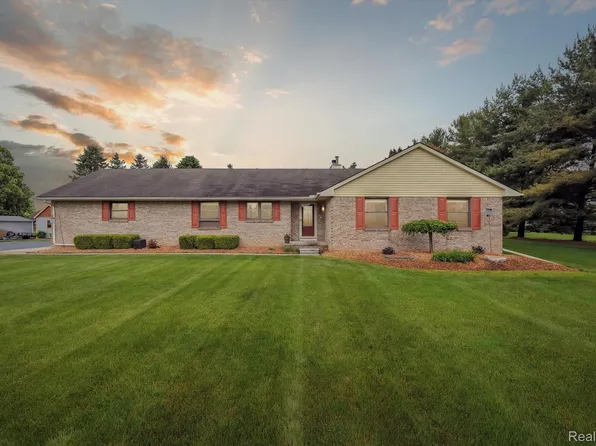 9762 Dickerson Ct, South Lyon, MI 48178