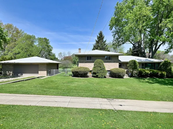 1030 W Kenilworth Ave, Palatine, IL 60067