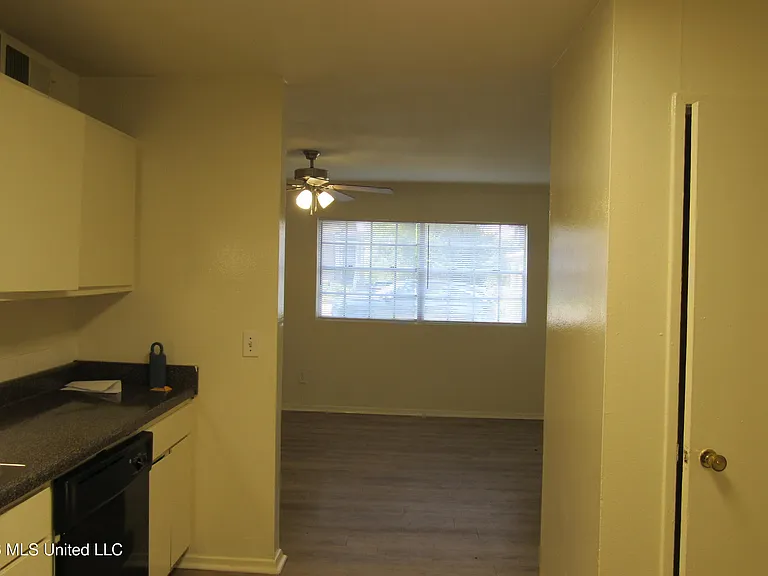 940 Bellevue Pl #103 — Photo 8