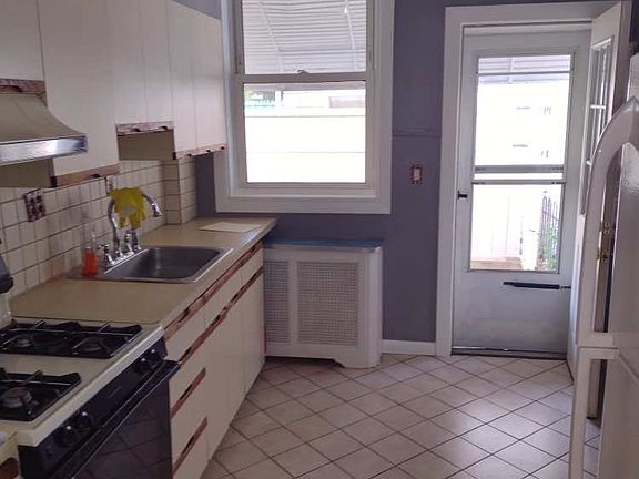5th image of 2704 E Clearfield St