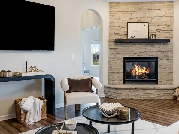 8211 W Highlander DRIVE, Mequon, WI 53097