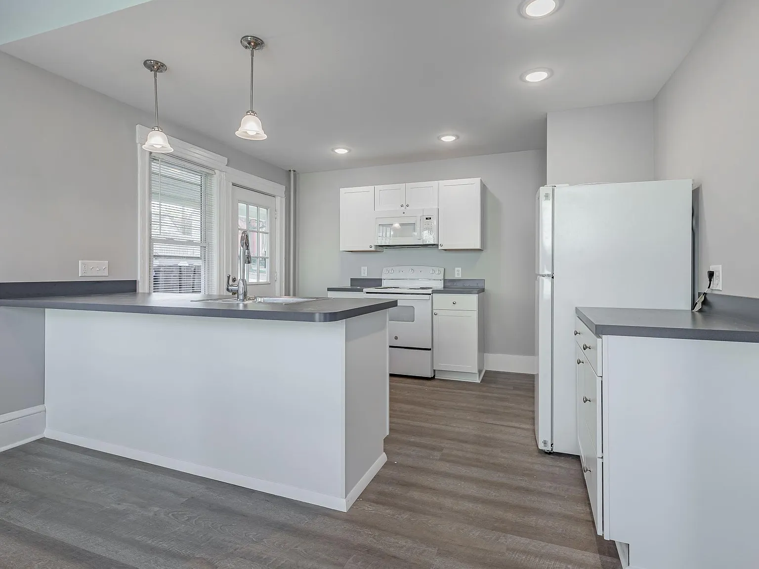 4 bed, 1600 sqft, $2,400 — Photo 1
