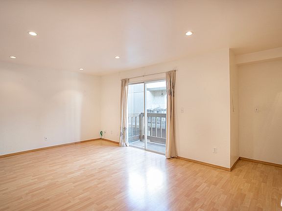 5th image of 212 N Atlantic Blvd APT C
