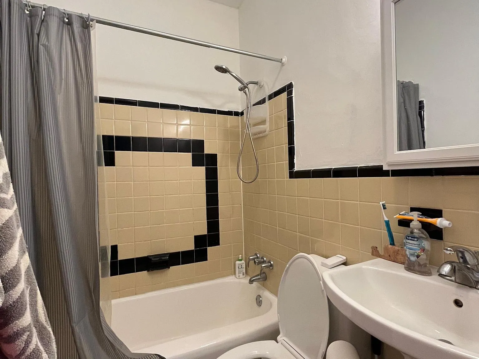 1 bed, 450 sqft, $1,350 — Photo 2