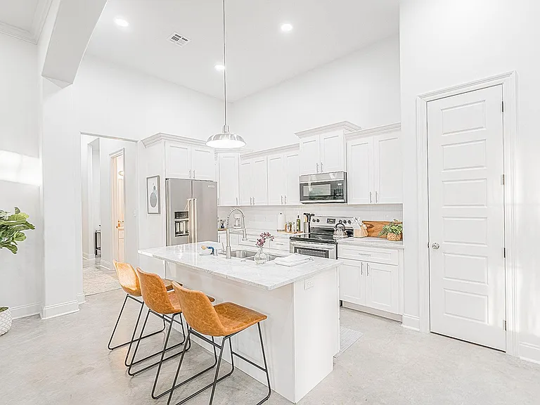406 E Martial Ave — Photo 7