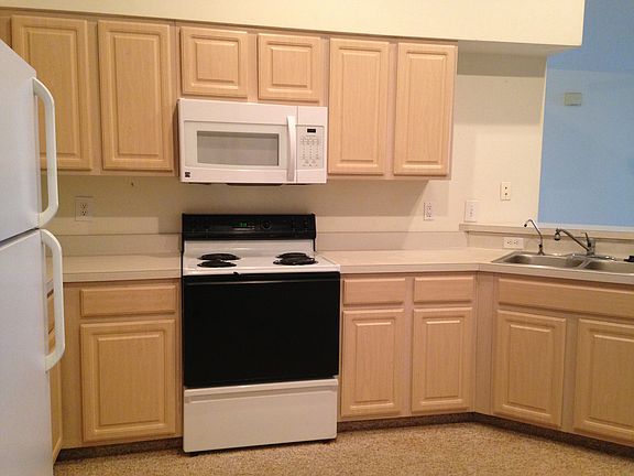 3rd image of 690 Hampton Woods Dr