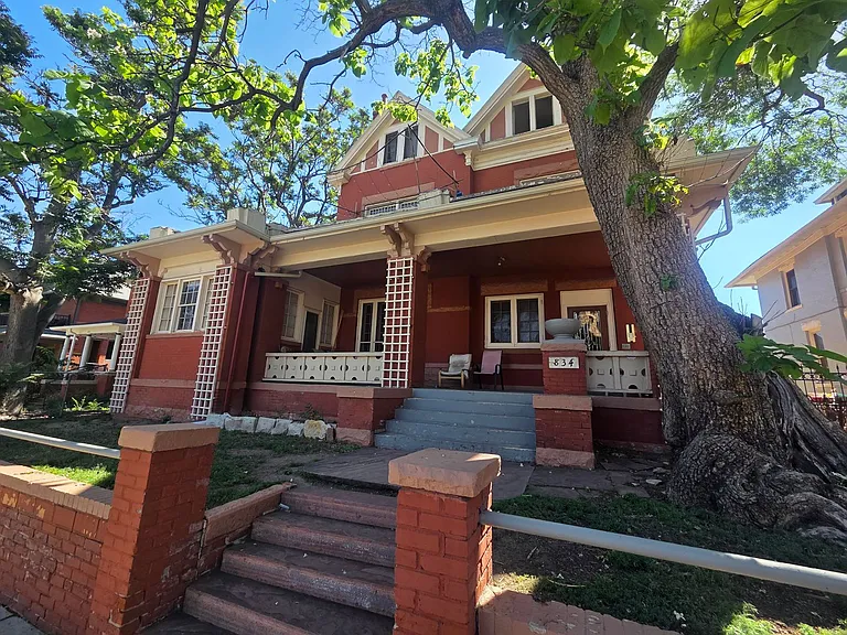 834 N Clarkson St — Photo 1