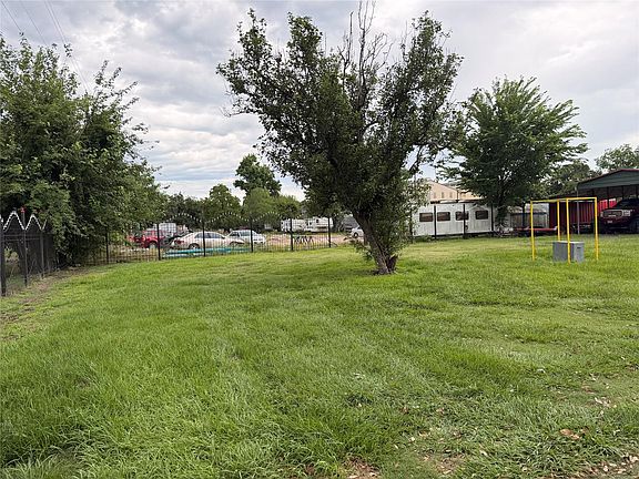 2nd image of 924 Hill Rd