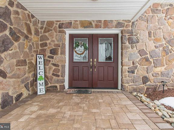 3rd image of 45 Nancy Dr