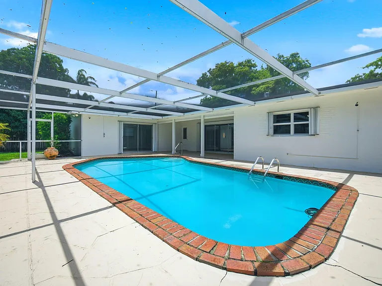 321 E Chaminade Dr — Photo 41