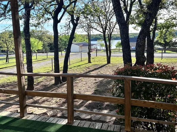 304 Catfish Trl, Bowie, TX 76230