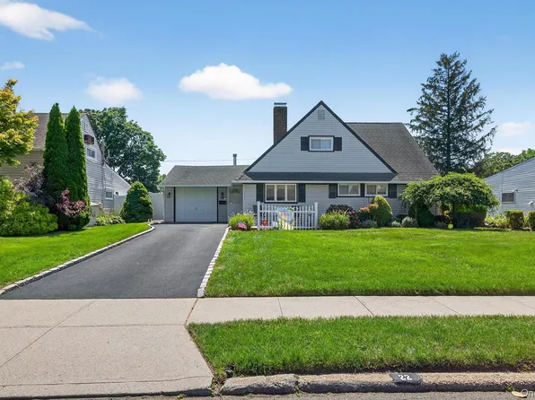 22 Twin Lane N, Wantagh, NY 11793