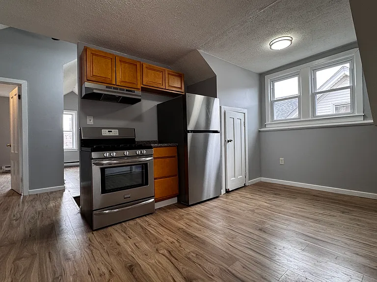 18 W Pearl St #3 — Photo 5