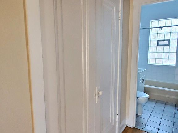 3rd image of 4045.5 N Mozart Ave #3W