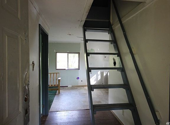 5th image of 1101 E Lakeshore Dr W
