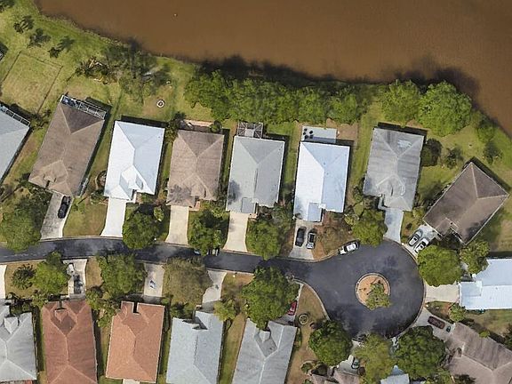 4th image of 527 SW Cyrilla Trail