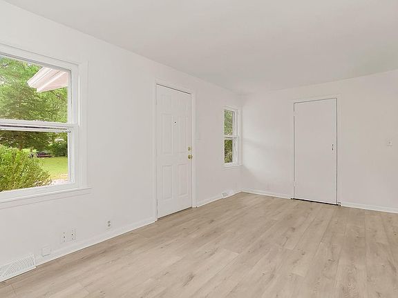 5th image of 5509 Maple St