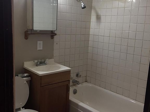 4th image of 4916 Forest Ave #11