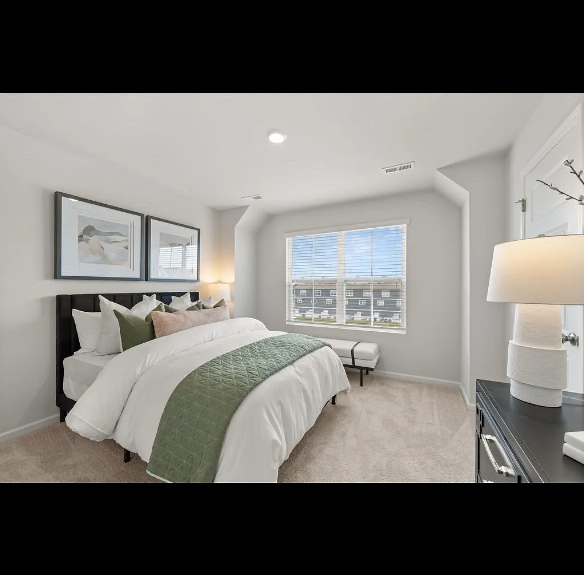 2 bed, 2.5 bath, 1089 sqft, $1,600 — Photo 3