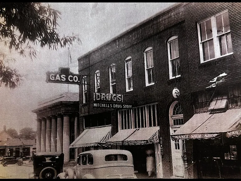 125-127 W Solomon St — Photo 2