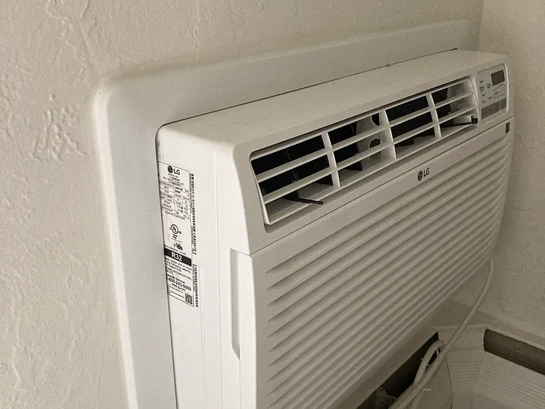 new AC units in this unit (since prior pictures above)