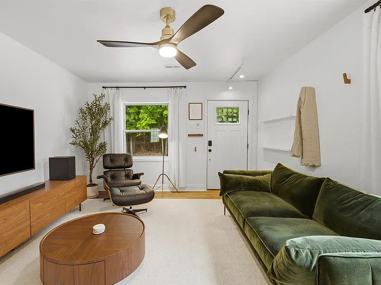 607 Lord Ave #607 — Photo 4