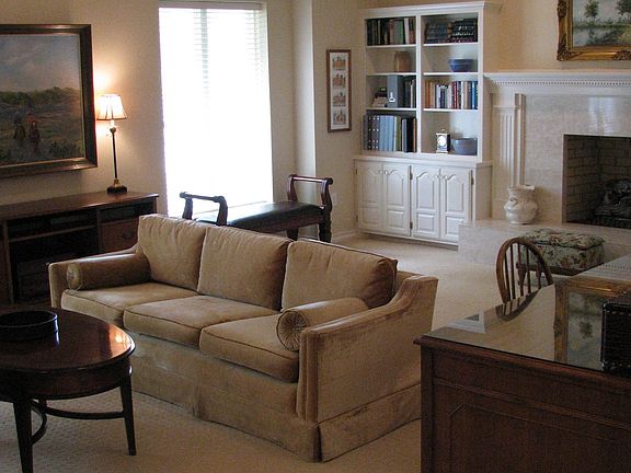 Formal LR w/ built-in bookcases, trey ceiling & gas logs