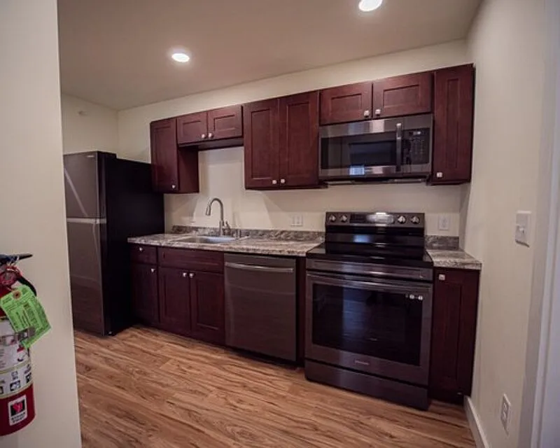 4 bed, 1.0 bath, $4,400 — Photo 4