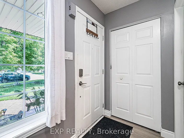 63 Wood Grove Cres — Photo 3