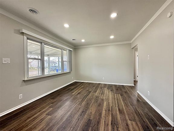 4th image of 26641 Ridgemont St