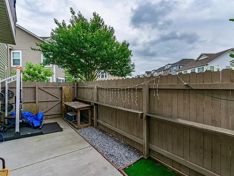 1752 Halesworth Ln — Photo 13